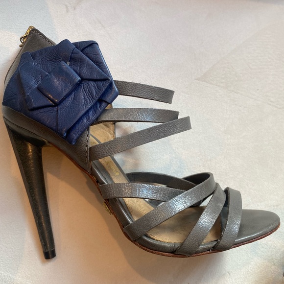 L.A.M.B grey leather sandals with navy blue ankle flower sz 5.5 - Picture 3 of 8